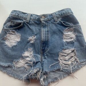 LEVIS DENIEM SHORTS SIZE 24